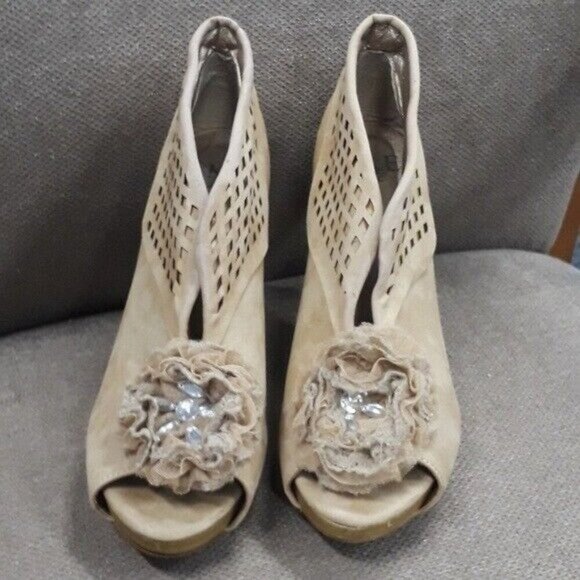 𝅺BKE The Buckle Womens Sole Peep Toe Heels Size 8 Taupe Suede Laser Cut Booties - Picture 2 of 5